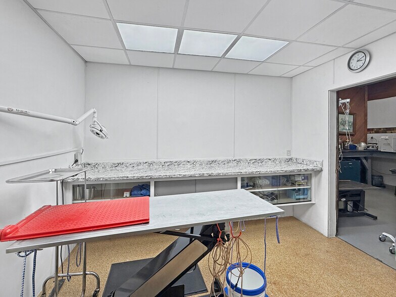 More Photos Of 1331 W Main St, Sterling Veterinarian Kennel For Sale