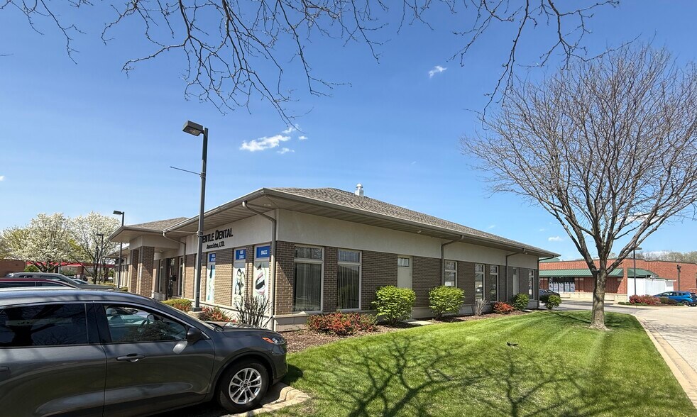 More Photos Of 608 E Veterans Pky, Yorkville Medical For Lease