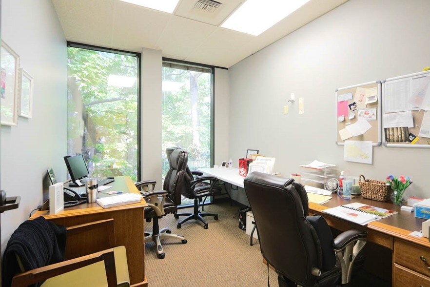 More Photos Of 2020 N Loop Fwy W, Houston Office For Lease