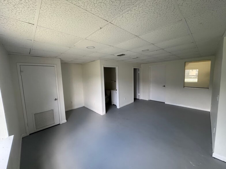 More Photos Of 702 W Park Ave, Edgewater Warehouse For Sale