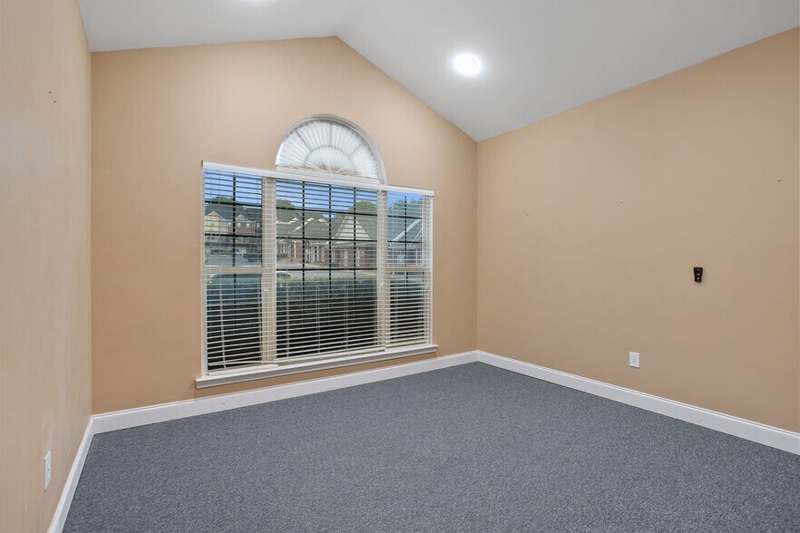 More Photos Of 200-204 River Park North Dr, Woodstock Medical For Sale