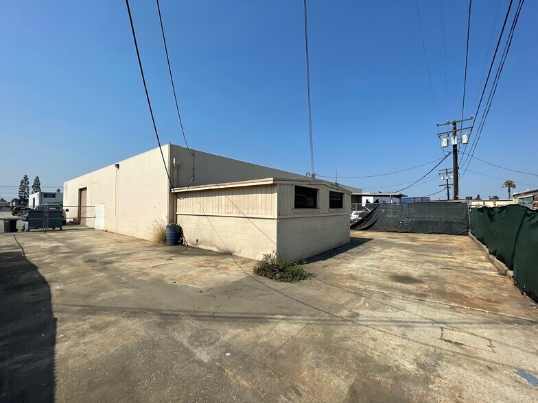 More Photos Of 931-945 W Hoover Ave, Orange Manufacturing For Sale