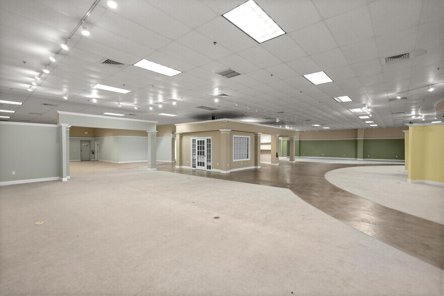 More Photos Of 1211 SW 17th St, Ocala Freestanding For Lease