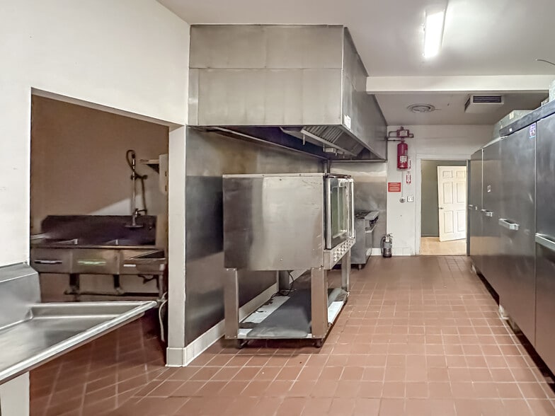 More Photos Of 305 Rose Ave, Venice Religious Facility For Sale
