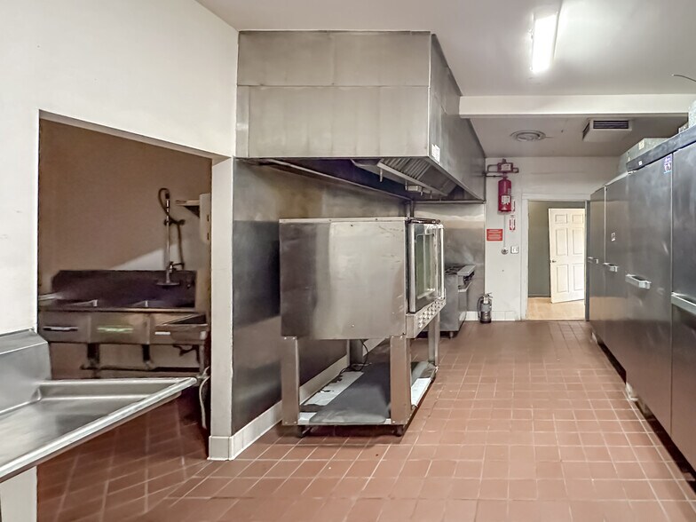 More Photos Of 305 Rose Ave, Venice Religious Facility For Sale