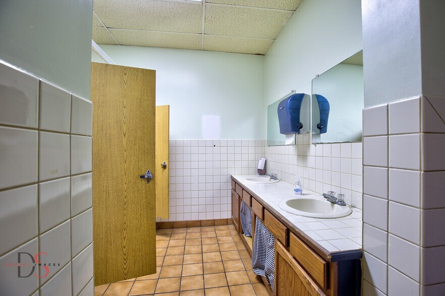 More Photos Of 2414 IL-23, Streator Flex For Sale