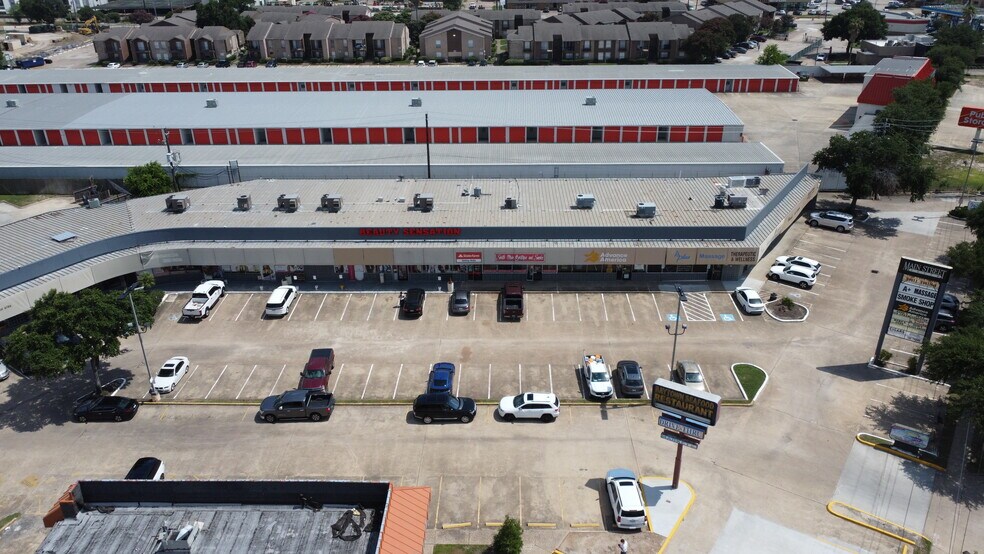 More Photos Of 9211-9295 S Main St, Houston Unknown For Lease