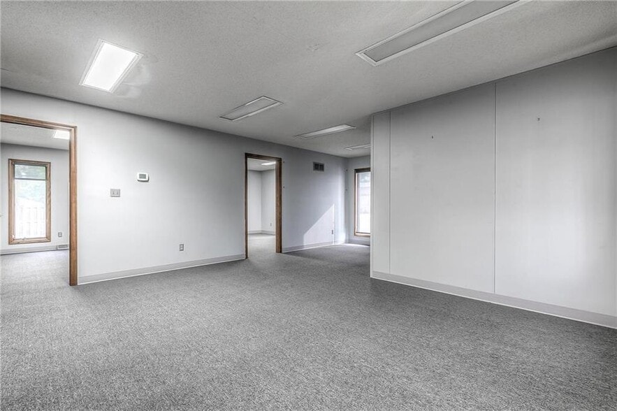 More Photos Of 4 W Monroe St, Buckner Office For Lease