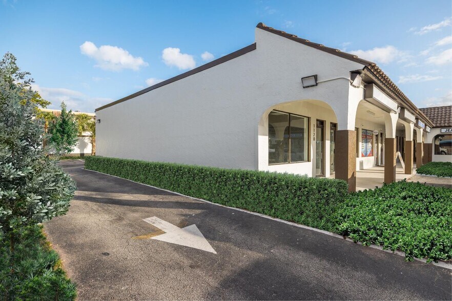 More Photos Of 1120 Sunset Strip, Sunrise Freestanding For Lease