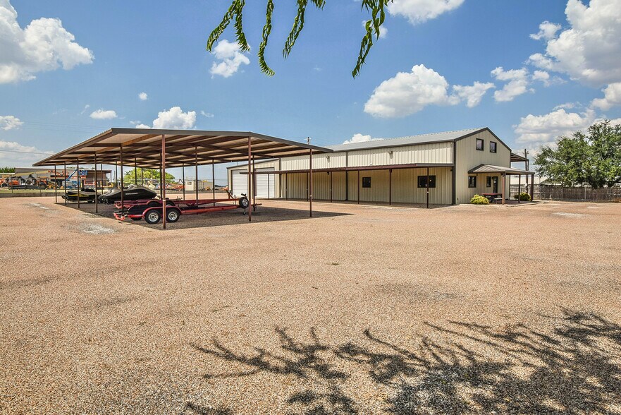 More Photos Of 202 Daisy Dr, Granbury Manufacturing For Sale