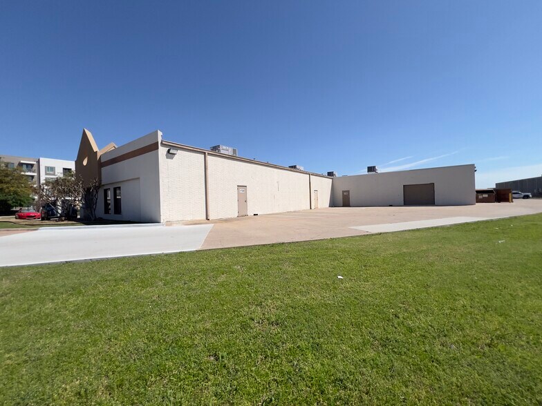 More Photos Of 1720-1748 N Greenville Ave, Richardson Light Manufacturing For Sale