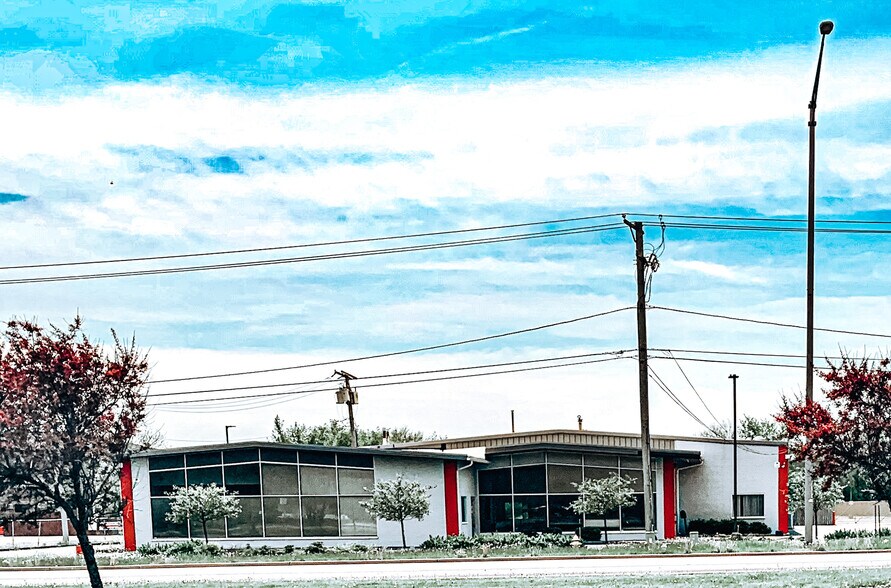 More Photos Of 271 E North Ave, Glendale Heights Freestanding For Sale