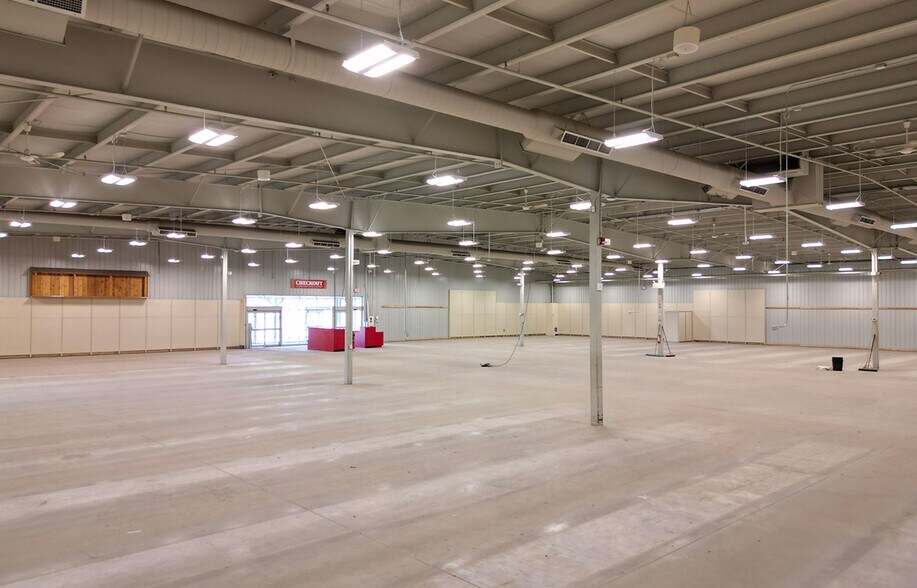 More Photos Of 1545 18th St N, Brandon Showroom For Lease