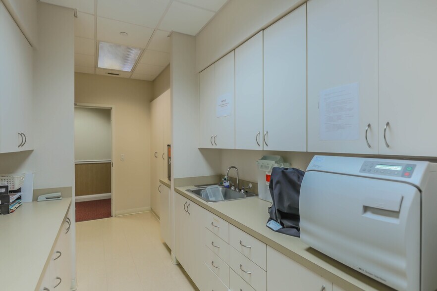 More Photos Of 9090 Park Royal Dr, Fort Myers Medical For Lease