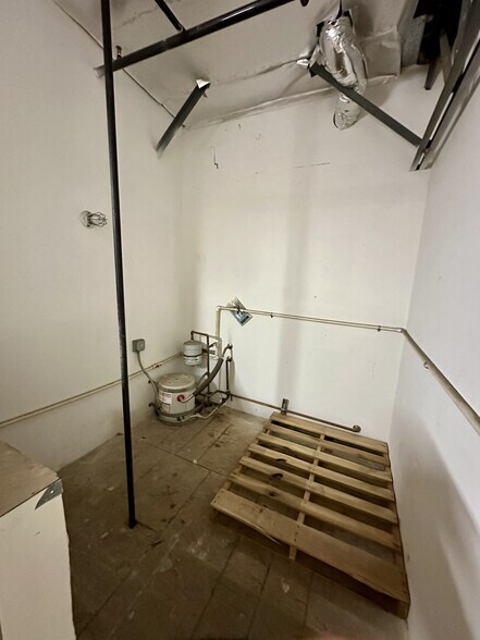 More Photos Of 1025 N Shepard St, Anaheim Warehouse For Sale