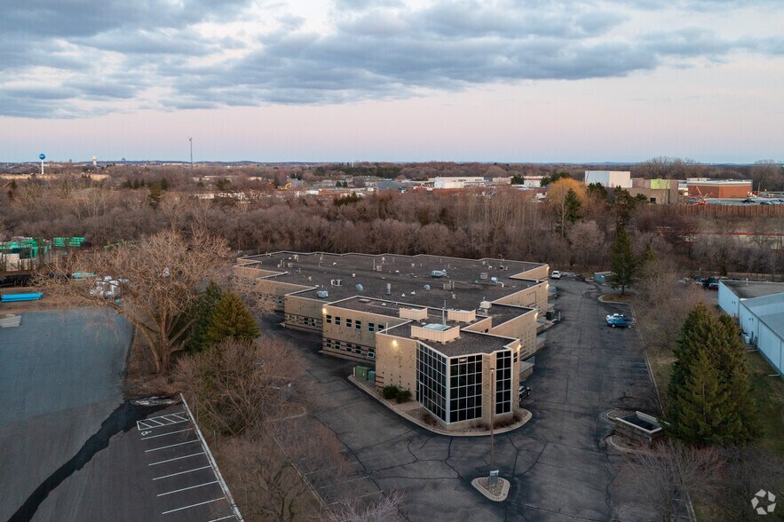 More Photos Of 7887 Fuller Rd, Eden Prairie Warehouse For Lease