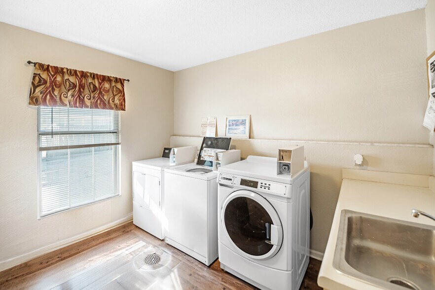 More Photos Of 408 SE 7th St, Oak Grove Apartments For Sale