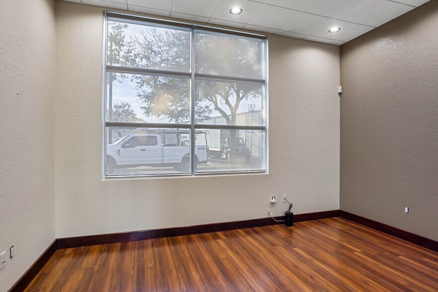 More Photos Of 8810 Commodity Cir, Orlando Showroom For Lease