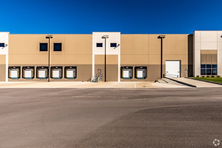 More Photos Of 905 N 69th St, Kansas City Distribution For Lease