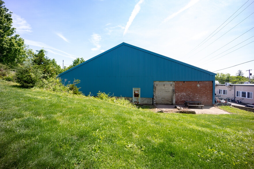 More Photos Of 180-190 S Clinton St, Doylestown Showroom For Sale