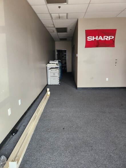 More Photos Of 3001 Auto Mall Dr, Bakersfield Warehouse For Lease