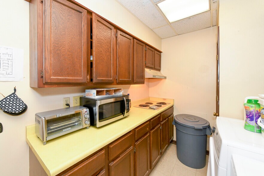 More Photos Of 13039 Nacogdoches Rd, San Antonio Veterinarian Kennel For Sale