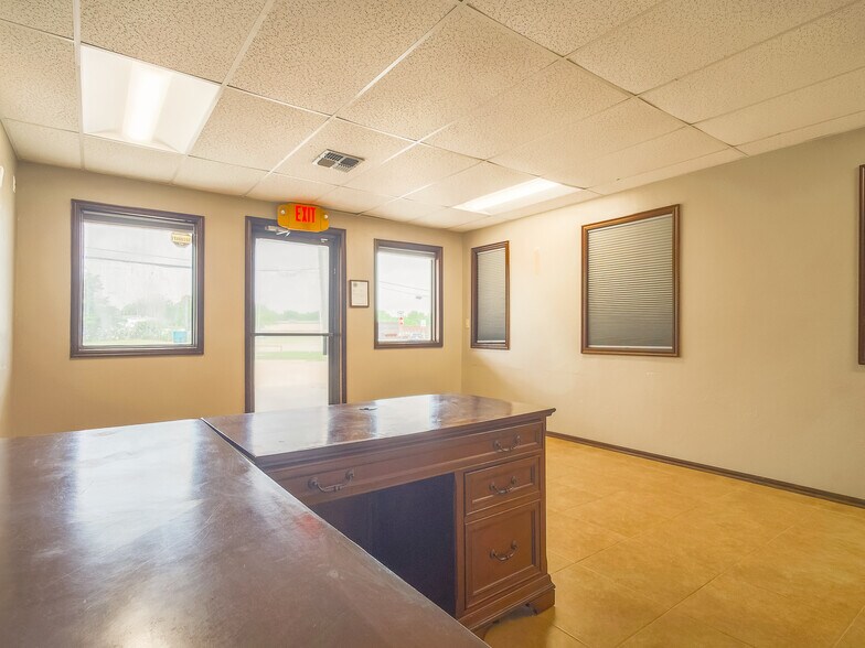 More Photos Of 401 S Ranchwood Blvd, Yukon Flex For Sale