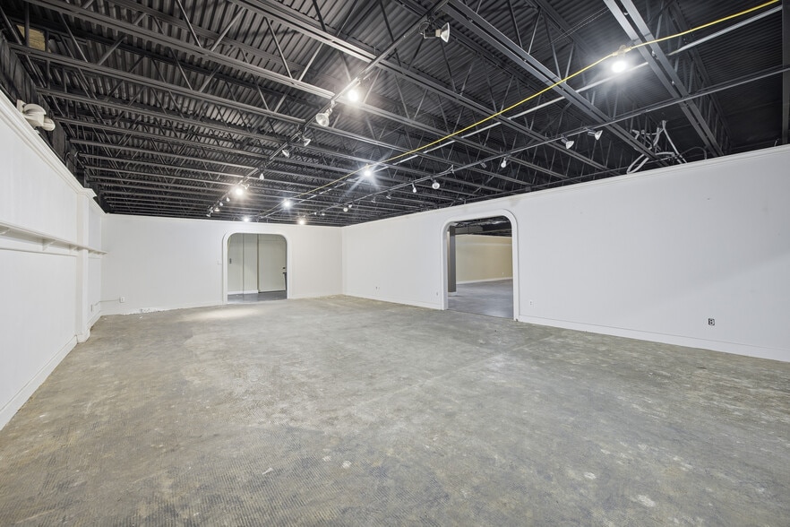 More Photos Of 261-275 E Maple Rd, Birmingham Storefront Retail Office For Lease