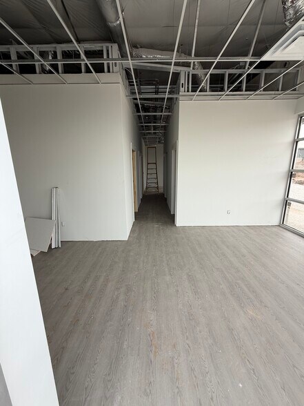 More Photos Of 2420 S 8th St, Rogers Flex For Lease