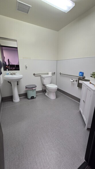 More Photos Of 1521 1/2 Pacific Ave, Santa Cruz Office For Lease