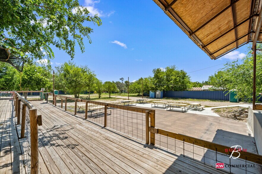 More Photos Of 23699-23737 W US Highway 290, Harper Storefront For Sale