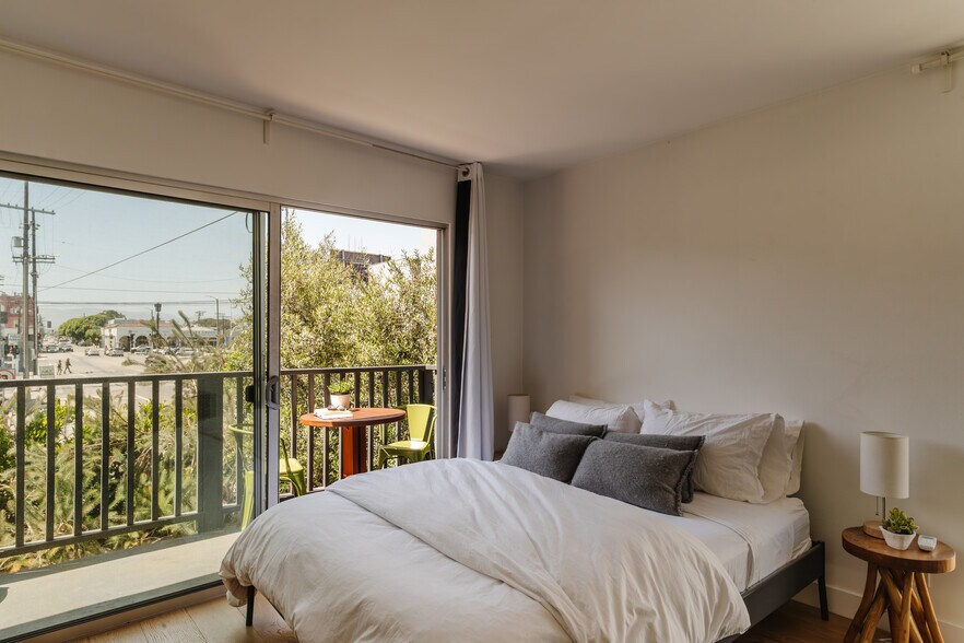 More Photos Of 40 18th Ave, Venice Apartments For Sale
