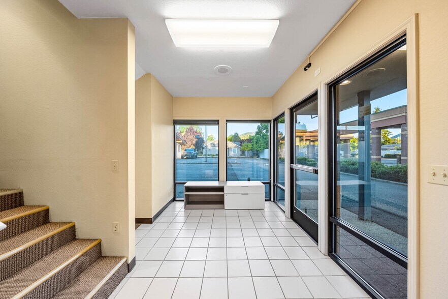More Photos Of 735 SE 7th St, Grants Pass Office For Sale