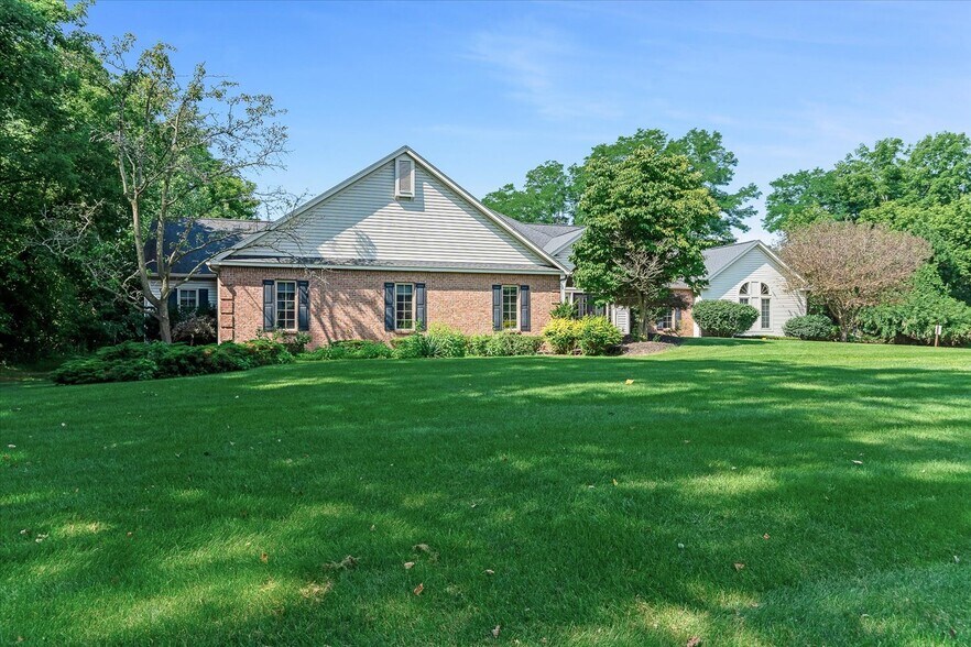 More Photos Of 55 Sullys Trl, Pittsford Office For Lease