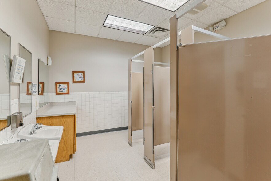 More Photos Of 60 Overbrook Dr, Monroe Flex For Sale