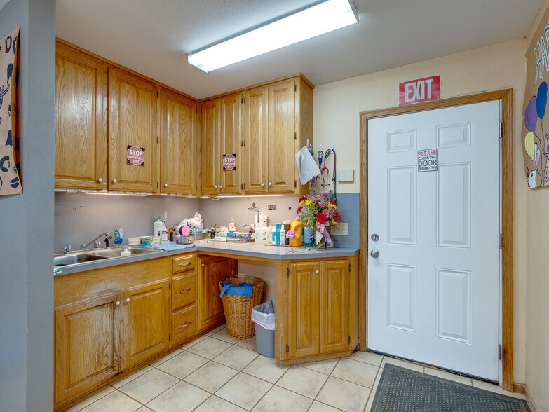 More Photos Of 1853 S Broadway St, Coalgate Flex For Sale