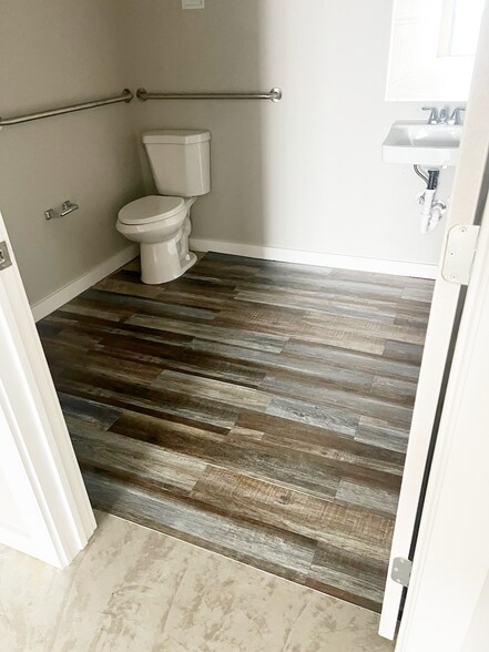 More Photos Of 8137 Florance Rd, Northlake Light Distribution For Lease