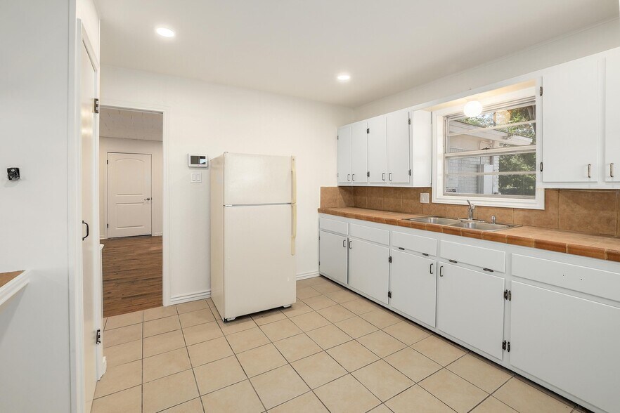 More Photos Of 508 Fm-1460, Georgetown Office For Sale