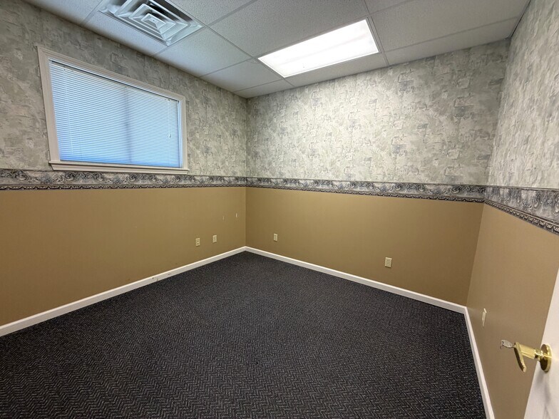 More Photos Of 305 N Mason St, Carrollton Office For Sale