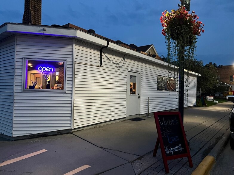 Primary Photo Of 16902 S Davis St, Galesville Bowling Alley For Sale