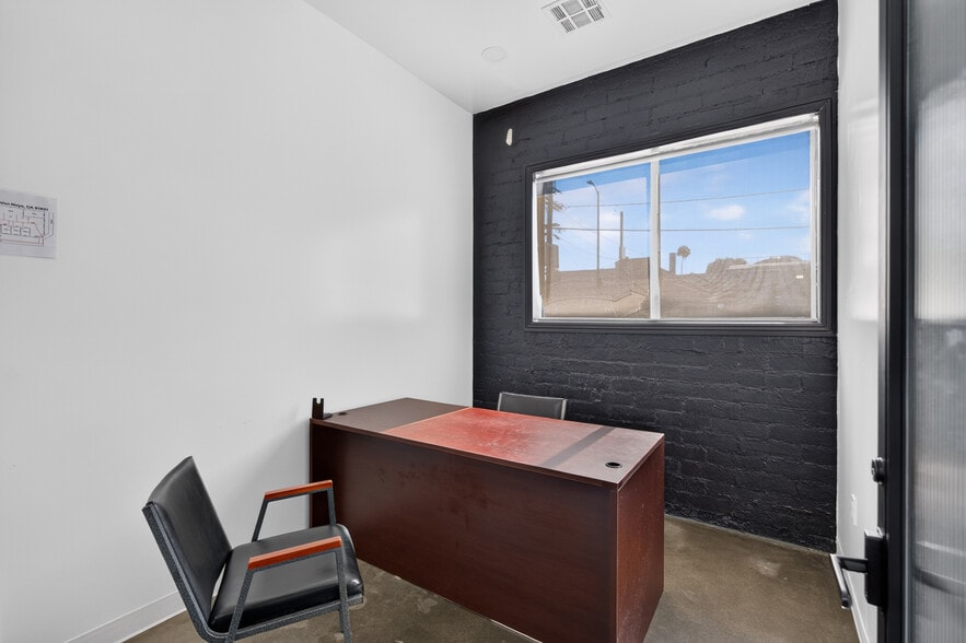More Photos Of 6023 Hazeltine Ave, Van Nuys Warehouse For Lease
