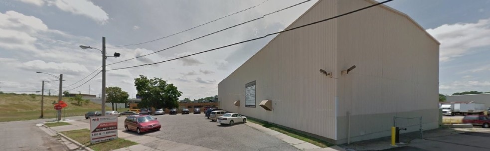 More Photos Of 1709 Thompson St, Lansing Warehouse For Lease