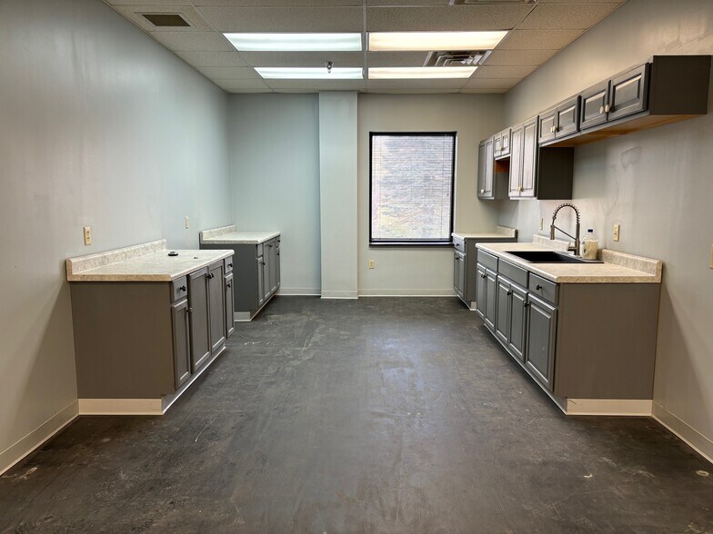 More Photos Of 1566 Akron Peninsula Rd, Akron Light Manufacturing For Lease