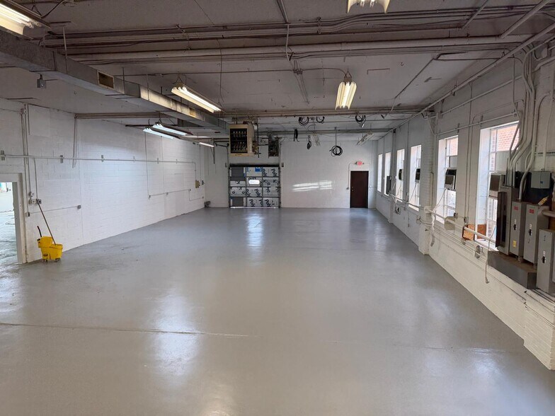 More Photos Of 115-117 Patterson St, Hillsdale Warehouse For Lease