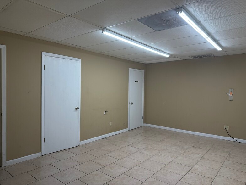 More Photos Of 1676-1710 Barcrest Dr, Memphis Distribution For Lease