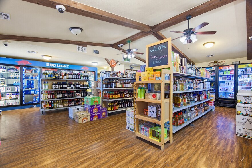 More Photos Of 809 Lester Ln, Rogers General Retail For Sale