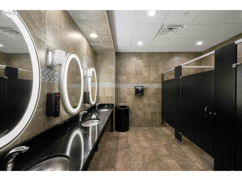 More Photos Of 1236 Teakwood Ave, Coos Bay Health Club For Sale