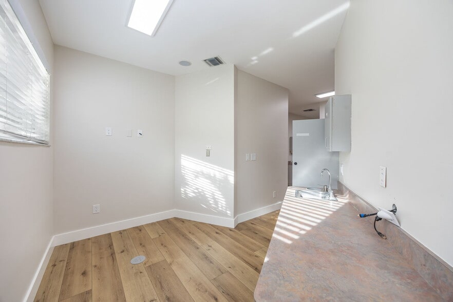 More Photos Of 871 106th Ave N, Naples Medical For Sale
