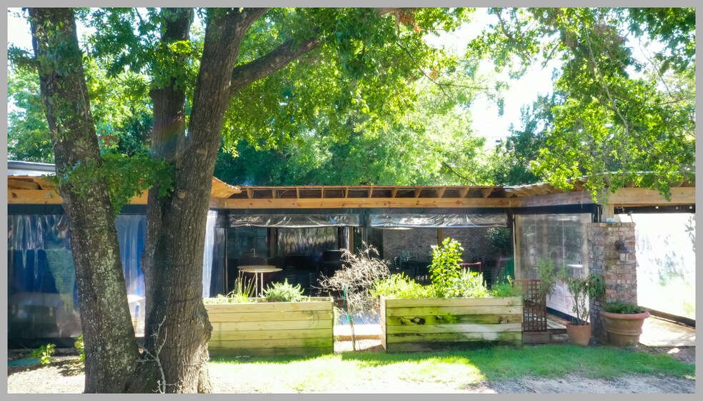 More Photos Of 3206 E De Soto St, Pensacola Restaurant For Sale