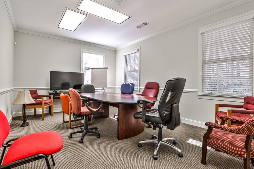 More Photos Of 1905 Woodstock Rd, Roswell Office For Lease